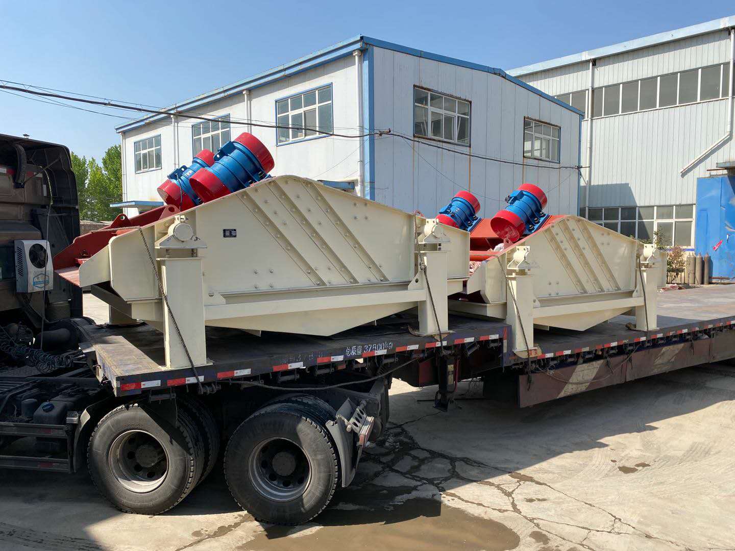廣東客戶2臺(tái)脫水篩裝車發(fā)貨現(xiàn)場