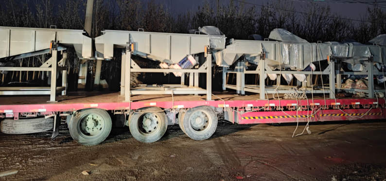 10臺直線篩發(fā)貨，優(yōu)化工藝結(jié)構(gòu)，改進進出料口和防塵口