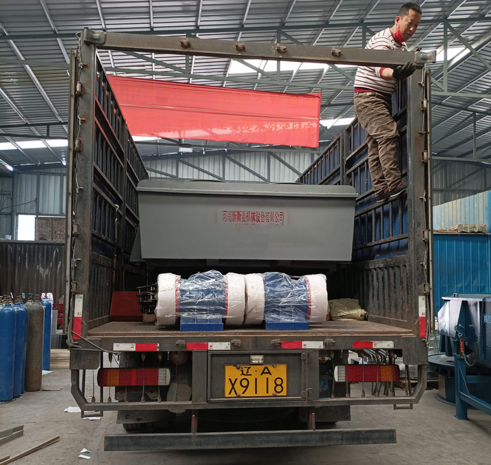 遼寧重型直線(xiàn)篩、江蘇輕型直線(xiàn)篩、四川800*800振動(dòng)平臺(tái)發(fā)貨