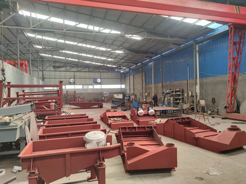 直線振動篩、給料機、旋振篩、全304旋振篩車間生產(chǎn)中