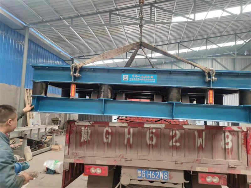 5月7日上?？蛻?.5*2.5米超大振動平臺和輸送發(fā)貨