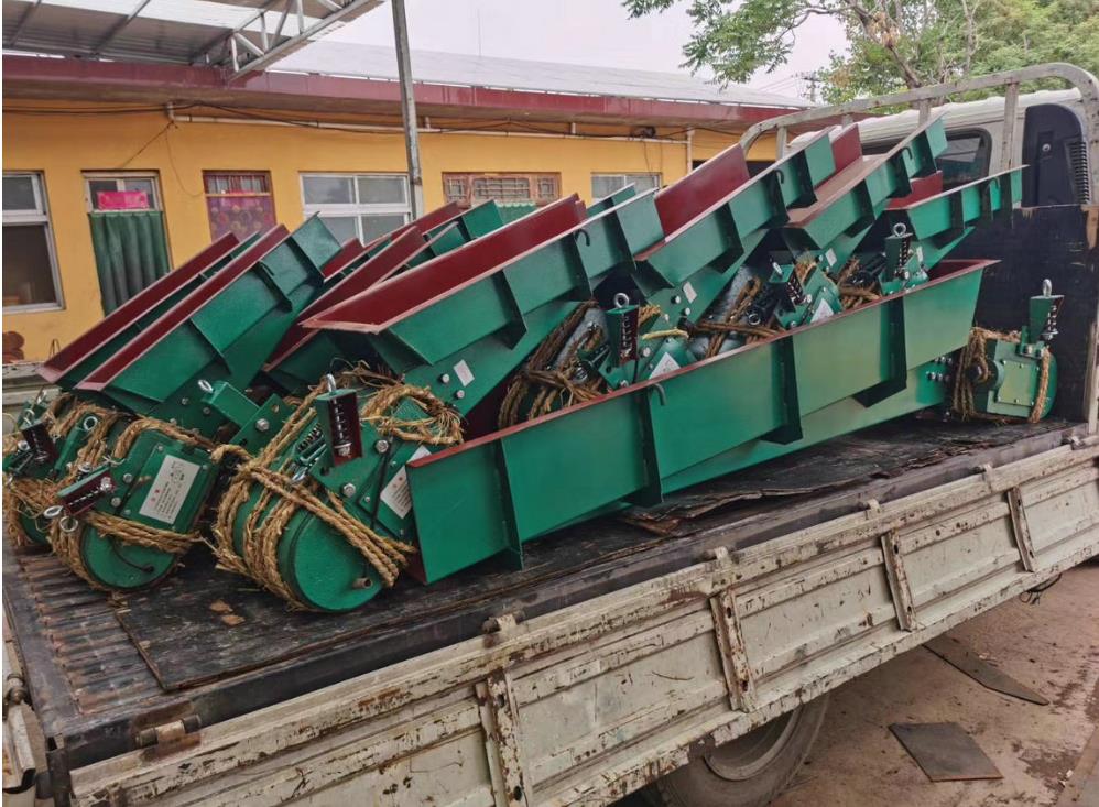 洛陽(yáng)客戶(hù)16臺(tái)電磁給料機(jī)裝車(chē)發(fā)貨現(xiàn)場(chǎng)