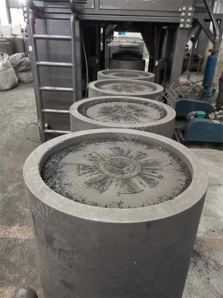 石墨化坩堝投料設備，坩堝壓實設備，艾奇遜爐投料設備，石墨化吸料小車，石墨化投料小車，石墨化高溫吸料系統(tǒng)