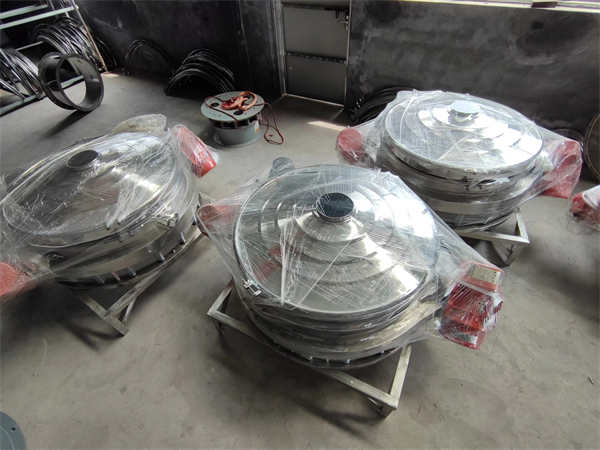 4臺1200不銹鋼直排篩發(fā)貨， 加裝超聲波系統(tǒng)，篩分精度高，產(chǎn)量大， 能耗低，全封閉，無粉塵，特制電機(jī)。