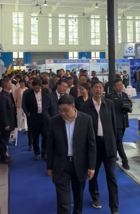 歡迎省市縣領導，蒞臨我公司展館巡視指導工作，振動博覽會異?；鸨?！
