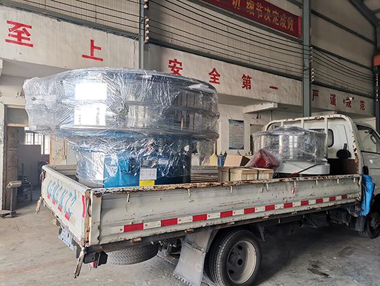 1.5米旋振篩、200型標(biāo)準(zhǔn)檢驗(yàn)篩、直排篩發(fā)貨