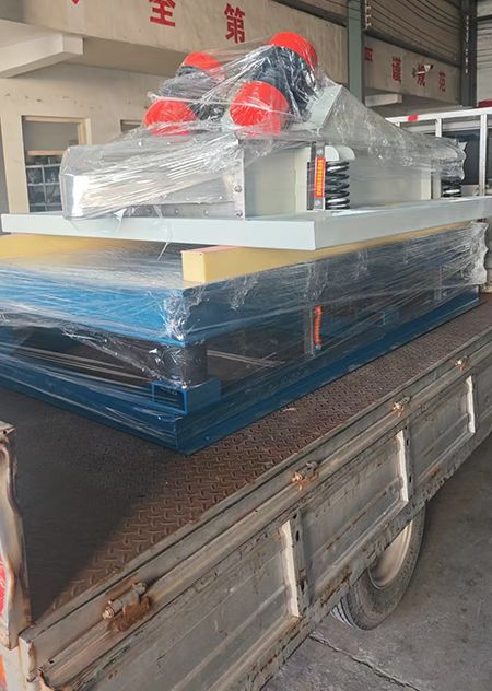 振動(dòng)平臺(tái)、直線篩發(fā)貨