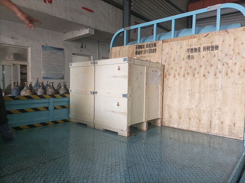 兩臺出口拍擊篩發(fā)貨