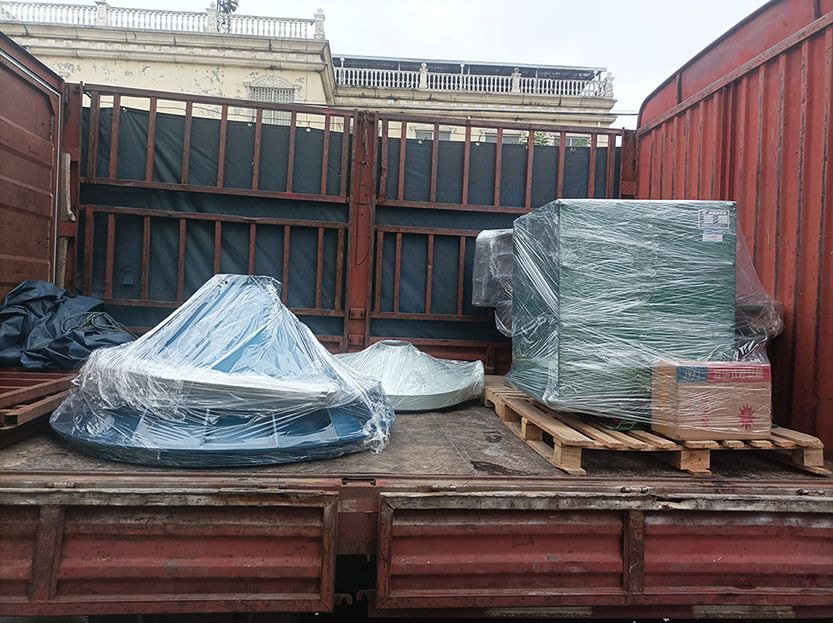 1米和1.5米直排篩底錐、1.2米旋振篩、給料機等全部發(fā)貨