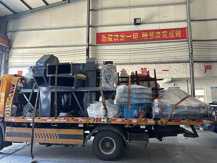 斗式提升機、振動料斗、旋振篩整車發(fā)貨