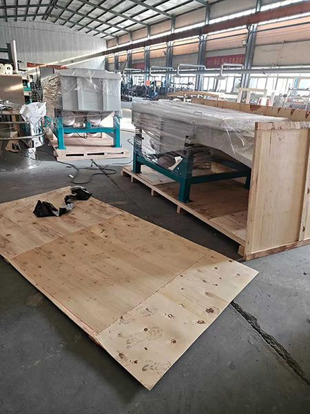 出口兩臺(tái)直線(xiàn)篩分機(jī)，裝訂出口專(zhuān)用箱，準(zhǔn)備發(fā)貨！比起“最低價(jià)”，更想給你“最省心”，從溝通到交付，全程跟進(jìn)，不讓你多操一份心。