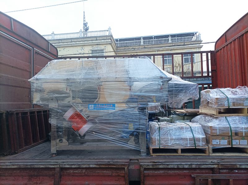 客戶(hù)特殊定制：上蓋快開(kāi)式全不銹鋼直線(xiàn)篩發(fā)貨